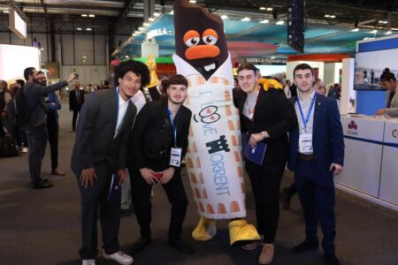 Torrent presenta a su mascota de chocolate  “Bollet” en FITUR y causa sensación