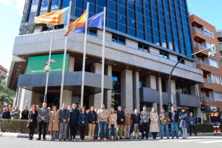 Torrent guarda un minuto de silencio por los guardia civiles muertos al ser arrollados por una narcolancha