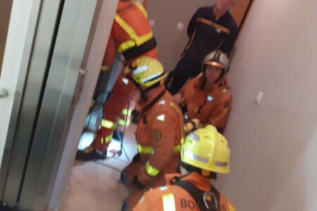 Rescatan a dos personas atrapadas en un ascensor en Torrent
