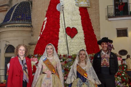 Torrent vive con emoción su ofrenda de flores a la Virgen de los Desamparados