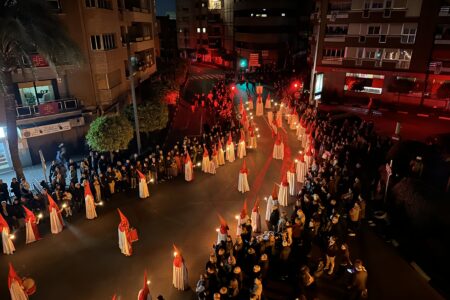 Los torrentinos llenan las calles para ver las procesiones de Jueves Santo