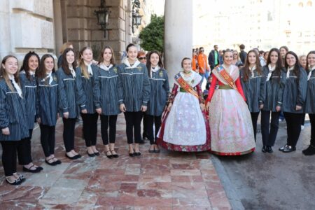 Las Falleras Mayores de Torrent en la mascletà de Valencia