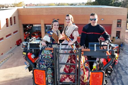 Las Falleras Mayores de Torrent asisten a la tradicional visita al Parque de Bomberos y Protección Civil