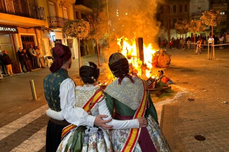La Plaça de Torrent quema la falla infantil gracias a la solidaridad fallera