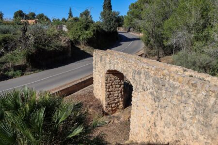 Torrent limpia y pone en valor el acueducto de “Els Arquets de Dalt”