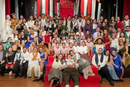 Los jóvenes de la Asunción estrenan “Que empiece la función”
