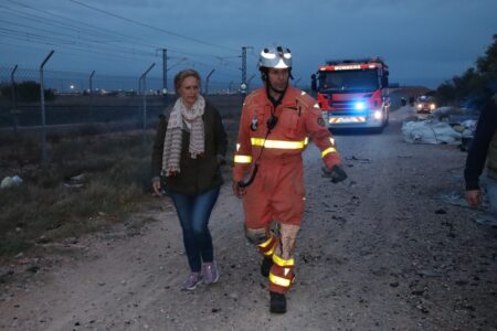 Rápida extinción de un incendio junto a las vías del AVE gracias a la actuación de los servicios de emergencias