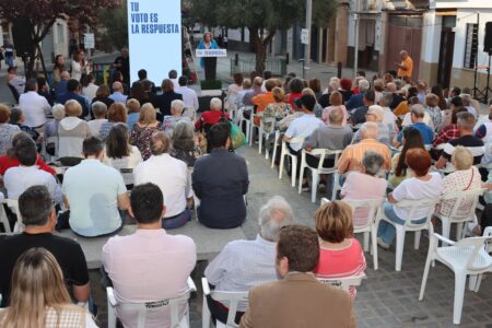 El PP de Torrent celebra un mitin en la calle pidiendo el voto como respuesta al sanchismo