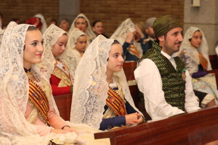 Las fallas participan en el besamanos a la Virgen
