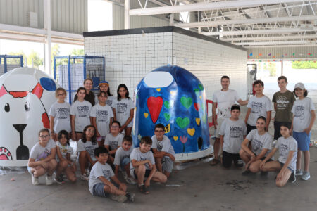 Los niños del Consell de Xiquets de Torrent dan color a los nuevos refugios para gatos