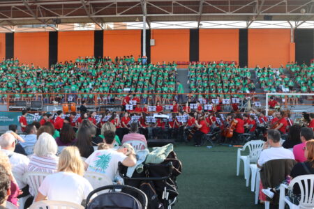 Torrent acoge un gran concierto escolar con más de 600 niños y niñas en el Campo de Fútbol Sant Gregori