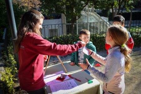 Diversión familiar y aprendizaje ambiental van de la mano en los talleres de l’Hort de Trenor cada domingo