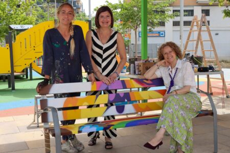 La torrentina Julieta XLF plasma “Plumas de Libertad” en un banquito de Parc Central