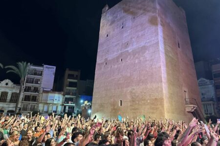 Torrent multiplica los espectáculos de fiestas en las plazas de toda la ciudad