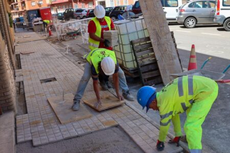 Torrent renueva una acera de la calle Toledo a petición de los vecinos