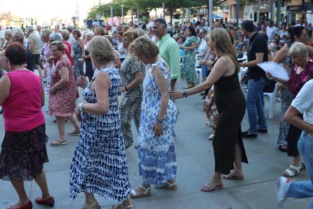 Cientos de mayores celebran el Día de los Abuelos con bailes en la Plaza Unió Musical
