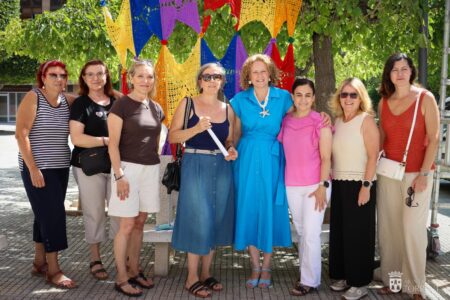 El crochet invade la Plaza América de Torrent con un nuevo toldo multicolor