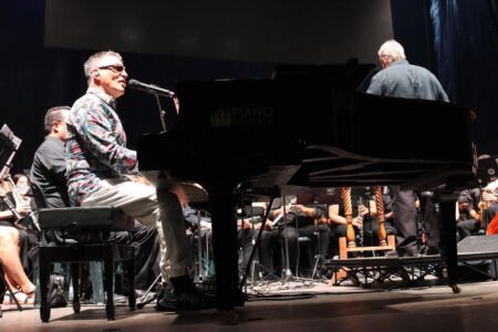 Serafín Zubiri enciende Torrent junto a la UMT con un viaje musical a los años 70