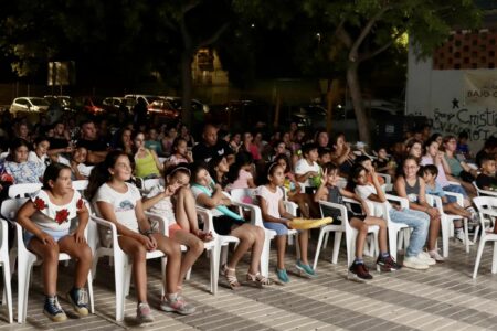 Cine de verano, charanga y juegos infantiles en el primer día de A la Lluna de Torrent