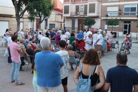 Los vecinos y falleros de la Plaza Sant Roc celebran la festividad del santo