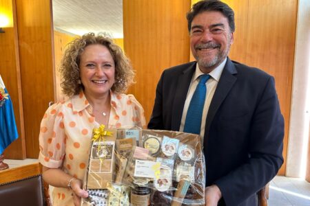 La alcaldesa promociona el chocolate de Torrent en su visita al Ayuntamiento de Alicante