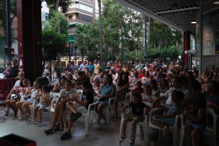La ilusionista Sofía Vogan lleva su magia a cientos de niños en la Plaza Unió Musical