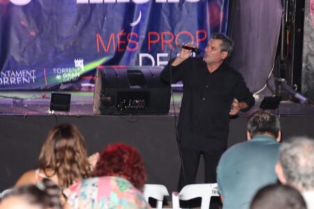 La voz de Javier Vila emociona a los vecinos de Monte Real