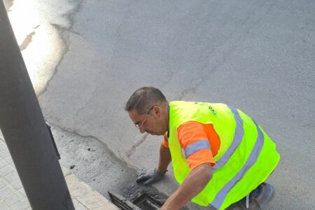 Aigües de l’Horta se adelanta a las lluvias limpiando imbornales en Torrent