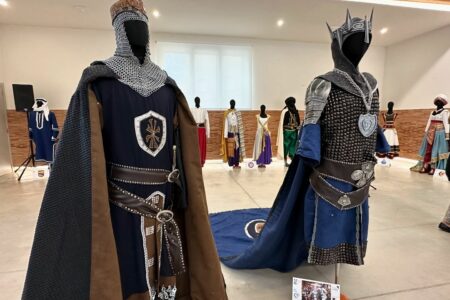 Torrent muestra la indumentaria de Moros y Cristianos en l’Espai Sant Gregori