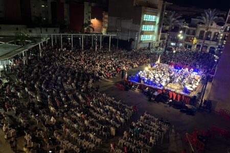 Pascual Andreu y la UMT emocionan a más de 3.000 torrentinos que llenaron la Plaza Mayor