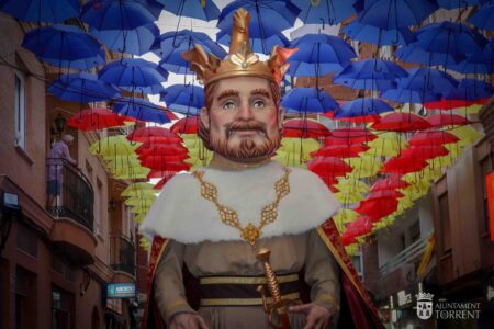 El gegant de Jaume I protagonista en la procesión cívica de Torrent con la Real Senyera