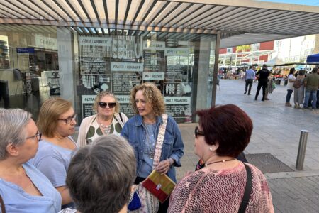 El PP de Torrent reparte más de 1.000 Senyeres en los Mercados para celebrar el 9 de Octubre en los balcones
