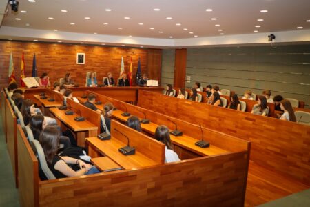 La alcaldesa de Torrent y alumnos Erasmus+ dialogan sobre reciclaje y medio ambiente