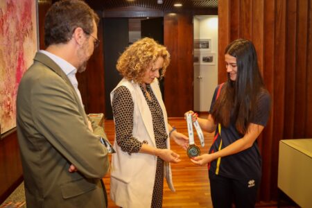 La Alcaldesa recibe a la campeona del mundo, Rebeca Muñoz