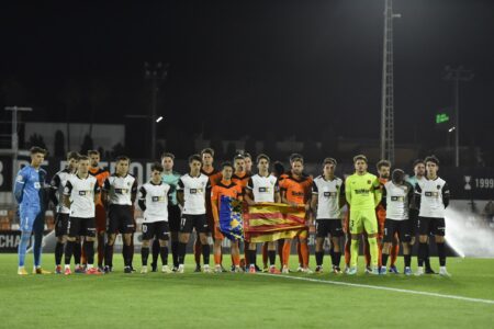 Emotivo homenaje del VCF Mestalla y el Torrent CF a las víctimas de la DANA