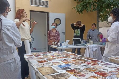 El Museu Comarcal y el Ayuntamiento colaboran con la UV en la recuperación de fotografías dañadas por la DANA
