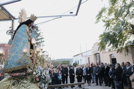 El Arzobispo acompaña a la Virgen en la visita a las zonas afectadas de Torrent