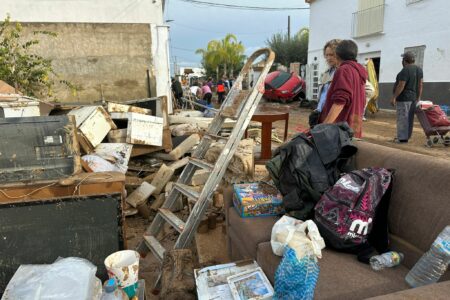 La alcaldesa de Torrent visita a vecinos afectados y empresas del polígono para evaluar los daños tras las inundaciones