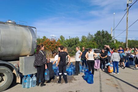 Torrent instala puntos de agua potable en diferentes puntos de la ciudad y lleva una cuba a Calicanto