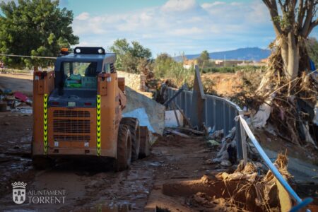 Torrent moviliza maquinaria pesada y trabaja en abrir caminos, limpiar y restablecer servicios de agua y luz