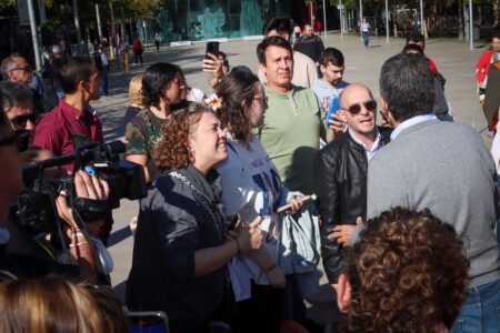 Un excargo del PSOE de Torrent intenta boicotear a Carlos Mazón y a continuación se reúne con el asesor de Compromís en la Pl. Unió Musical