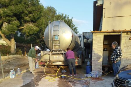 Torrent sigue llevando cubas a diseminados y facilita una toma de agua a las empresas de los pozos