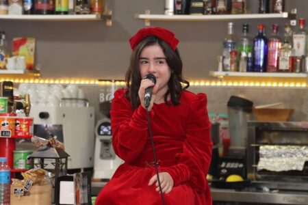 Paula Villarroya sorprende con un improvisado concierto en un bar de Torrent tras la suspensión de las campanadas infantiles