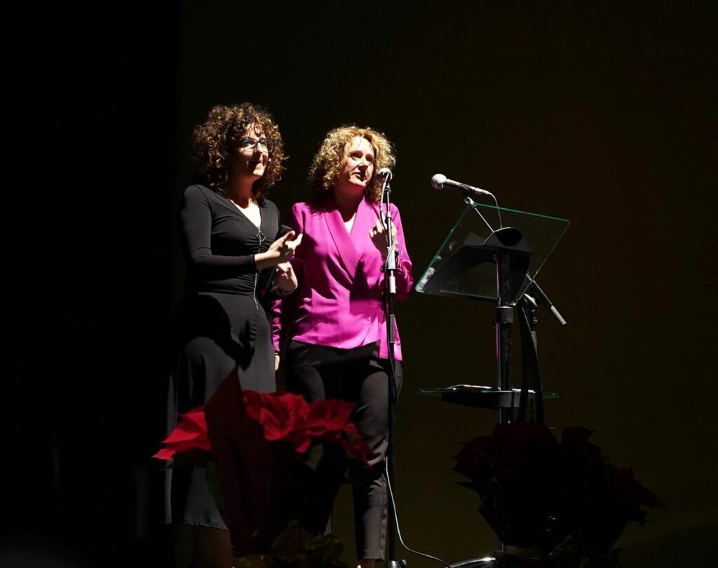 3. Presentadora acto Pepa Gómez junto con Alcaldesa Torrent, autor foto Raul Puig