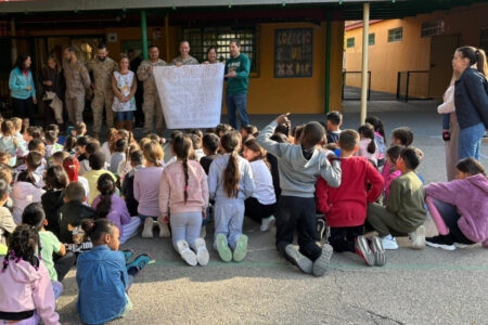 Infantes de Marina distribuyen las donaciones de colegios de San Fernando al CEIP Juan XXIII en Torrent