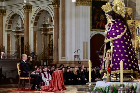 Torrent acompaña a los familiares de las víctimas facilitando el transporte al funeral presidido por SSMM los Reyes