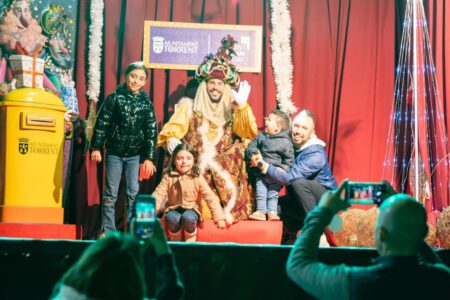 El camión de la Navidad llena de magia los barrios de Torrent
