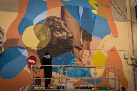 Torrent estrena nuevo mural ‘De Paseo’ del artista navarro Eneko Azpiroz