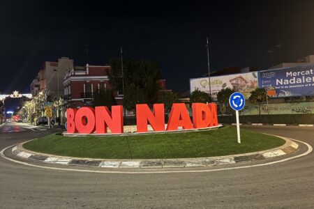 Voluntarios decoran con «Bon Nadal» rotondas de municipios afectados por la dana