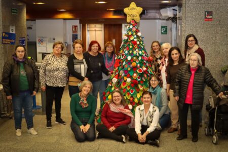 Torrent decora el Ayuntamiento con un árbol de 500 piezas tejidas a mano en la Casa de la Dona